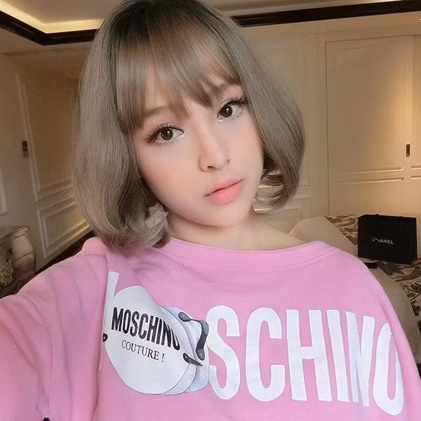 Huyền Baby là 1 trong số những cựu hot girl đình đám nhất của thế hệ 8X. Cô sở hữu gương mặt bầu bĩnh, đáng yêu và trẻ trung hơn rất nhiều so với độ tuổi thực.