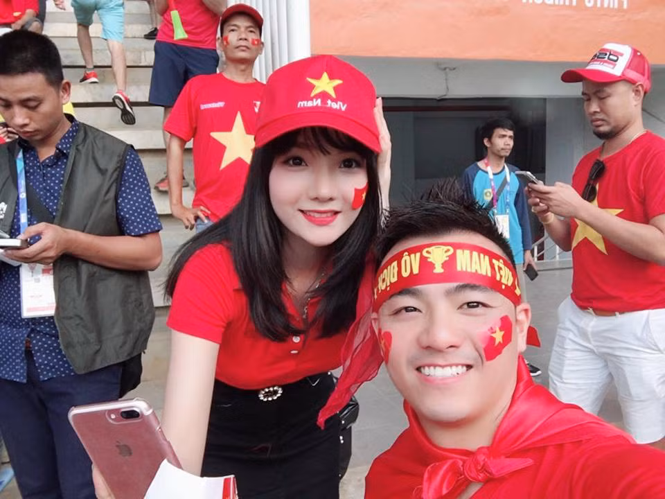 Gương mặt xinh đẹp, phong thái tự tin cùng khả năng nói tiếng Anh trôi chảy khiến Thủy Tiên gây ấn tượng mạnh mẽ với khán giả Việt.