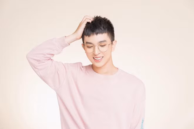Chàng trai trẻ tuổi luôn tin tưởng vào tình yêu, dù cho chuyện tình trong thế giới thứ ba vốn được nhiều người mặc định là không bền vững.