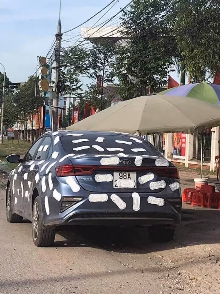 Chủ nhân của màn đỗ xe vô ý thức đã chắn luôn lối vào quán nước. Không chấp nhận được cách đỗ xe này, những người kinh doanh tại khu vực này đã mua băng vệ sinh dán đầy xe để "dằn mặt" chủ xe.