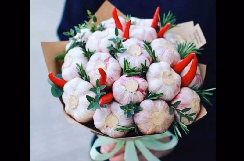 Bó hoa này không chỉ đẹp mà tối về gia đình lại được một bữa cơm với đầy đủ gia vị ngon lành.