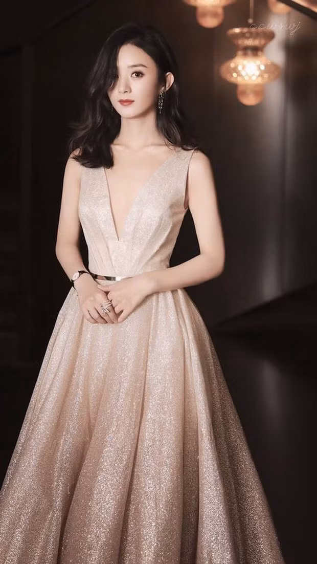 Chi Pu còn được bài báo so sánh với nữ diễn viên xứ Trung đình đám Triệu Lệ Dĩnh.
