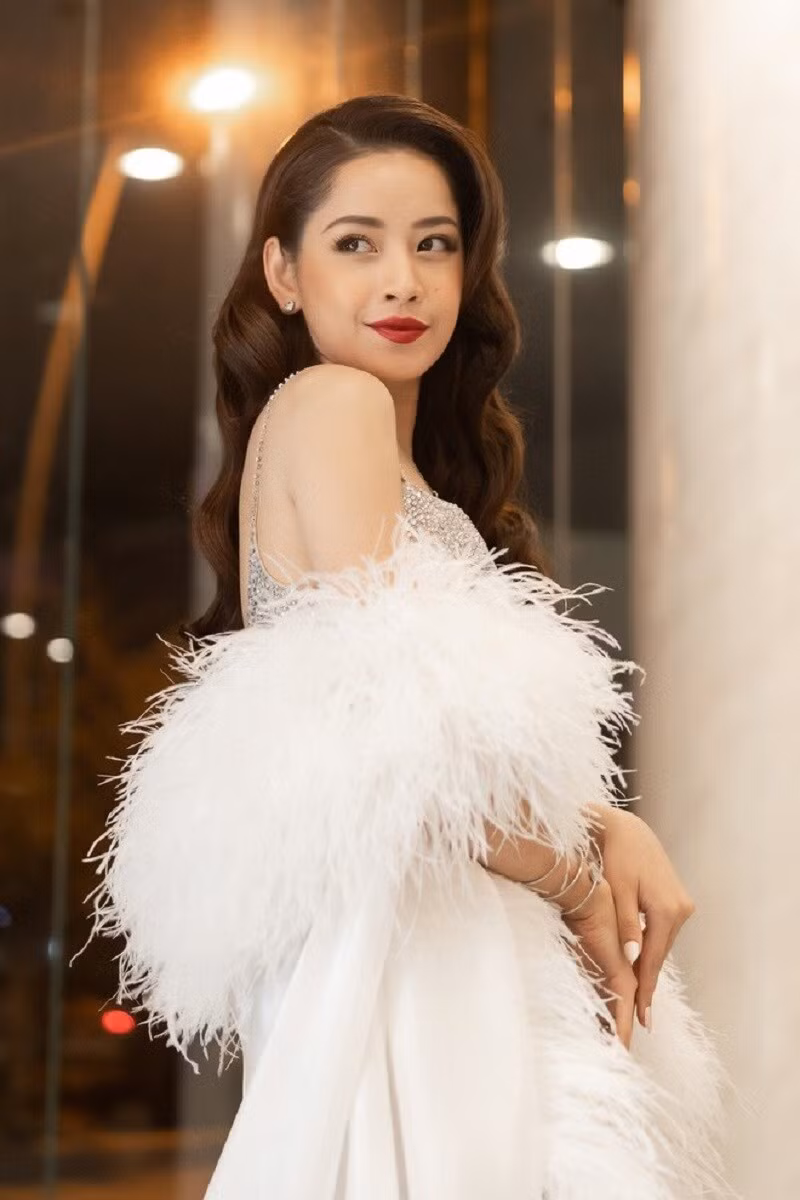 Chi Pu là một trong những người đẹp hoạt động nghệ thuật khá chăm chỉ khi thường xuyên thử sức bản thân ở nhiều vị trí khác nhau.