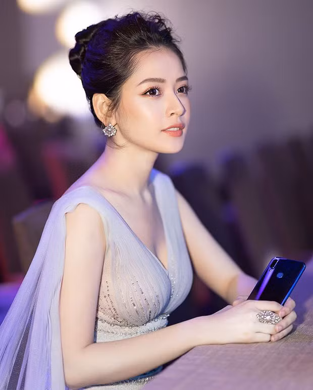 Nhan sắc, vóc dáng và học lực của nữ ca sĩ Vbiz nhận được sự quan tâm và ngưỡng mộ từ công chúng.