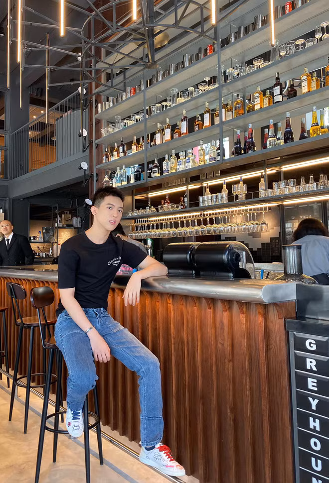 Riêng hội mê trai lại không khỏi xuýt xoa vì vẻ điển trai, ưa nhìn của Tín Nguyễn.