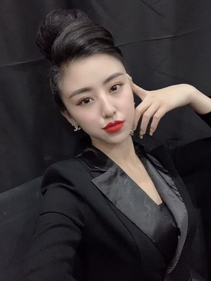 Bên cạnh những bình luận nêu quan điểm cá nhân để "gỡ rối" cho Bảo Chi thì cũng không ít cư dân mạng chú ý đến vẻ ngoài cá tính, nóng bỏng của bà mẹ một con này.