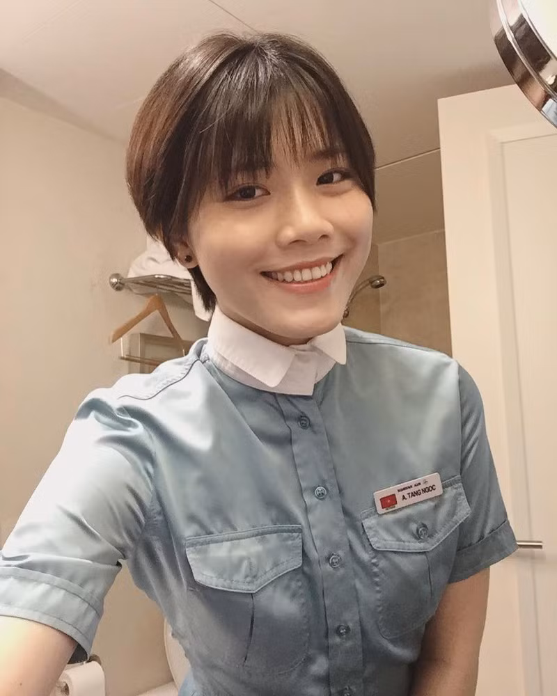 Tăng Ngọc Anh (sinh năm 1992, Lào Cai) đang làm việc tại hãng hàng không Korean Air (Hàn Quốc). Cô nàng sở hữu ngoại hình cân đối, khuôn mặt cá tính và phong cách thời trang hiện đại.