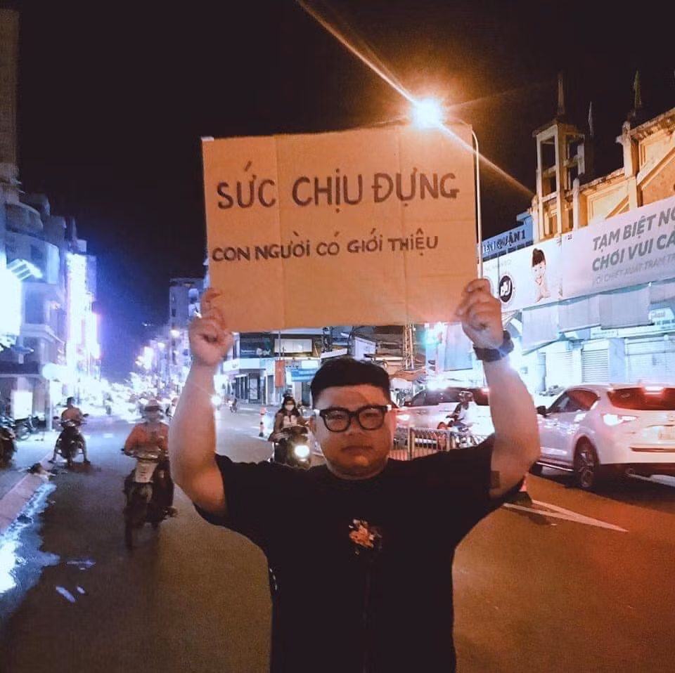 Những ngày gần đây, cư dân mạng đang chia sẻ rầm rộ trào lưu "sức chịu đựng của con người cũng có giới thiệu" khiến không ít người tò mò, khó hiểu.