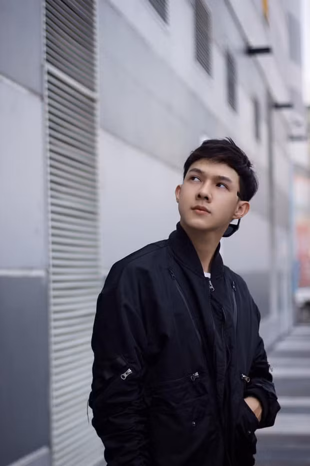 Cùng việc sửa khuôn miệng, Hoàng còn thay đổi luôn phong cách thời trang khiến người xung quanh không nhận ra chàng trai mặt lệch năm nào.