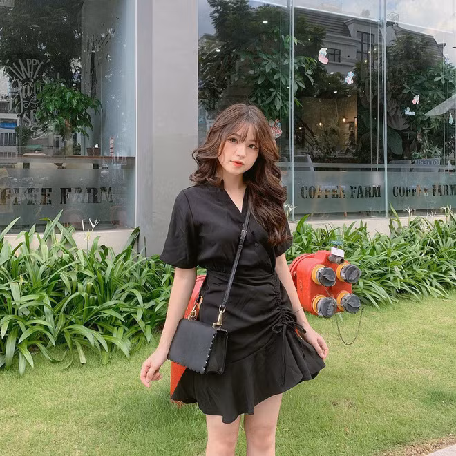Cô nàng dù sở hữu chiều cao hạn chế, thế nhưng được nhiều lần lên báo Trung, Hàn vì nhan sắc kẹo ngọt và thân hình nóng bỏng s-line.