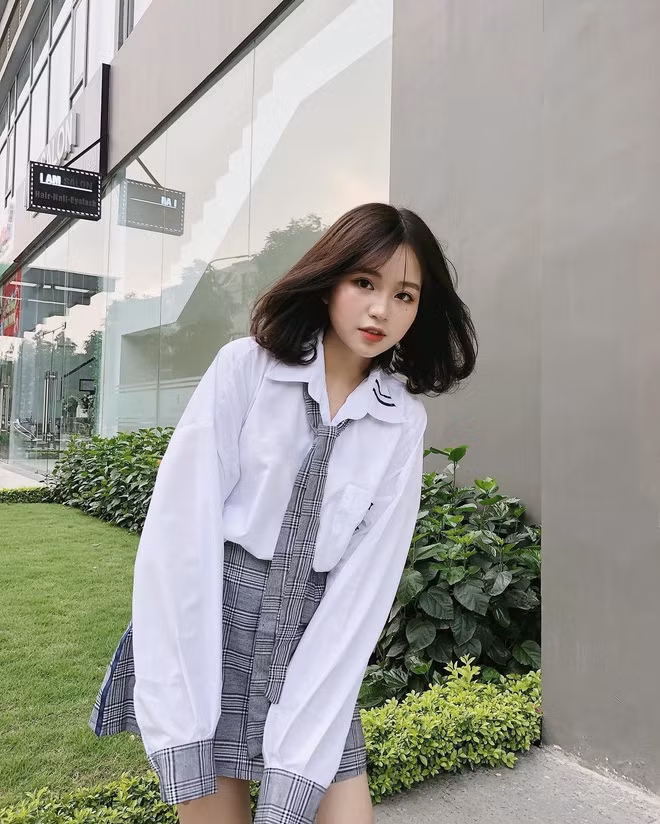 Tuy là mẫu ảnh được yêu thích nhưng thực tế Thủy chỉ cao vỏn vẹn 1m52 thôi.