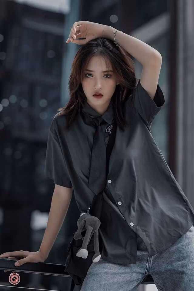 Nữ sinh 10x sở hữu vẻ đẹp xinh xắn, đáng yêu nhưng cũng không kém phần cá tính.