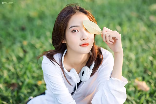 Lưu Thị Thu Trang (sinh năm 2001, quê Thái Nguyên) hiện đang là nữ sinh nhận về sự quan tâm lớn từ cộng đồng mạng. Được biết, cô nàng đang là sinh viên khoa Công nghệ dệt may, trường ĐH Công nghiệp dệt may Hà Nội.