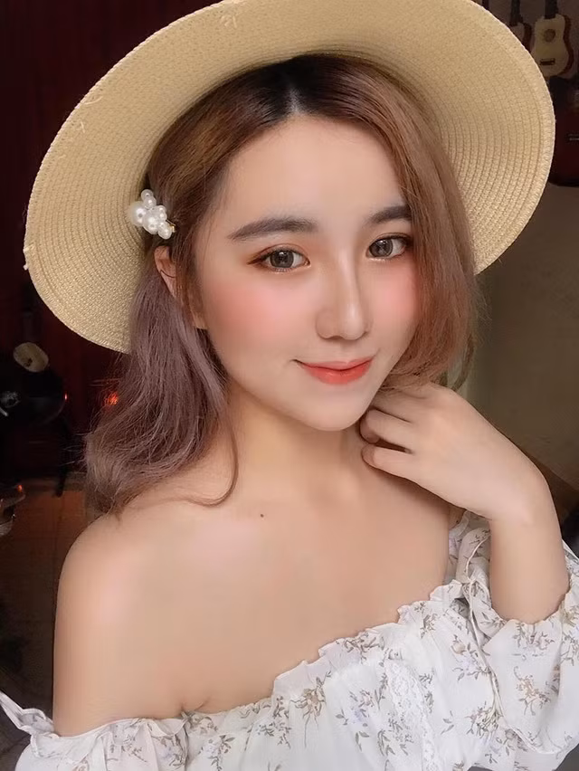 Trần Ngọc Bảo Trân (sinh năm 1998, quê TP. HCM), hiện tại cô đang là chuyên viên trang điểm. Hot girl xinh đẹp này được nhiều người biết đến bởi nhan sắc hơn người, đường nét gương mặt thanh tú và nụ cười duyên dáng.
