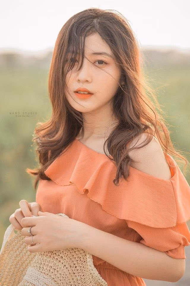Với gương mặt, ngoại hình ưa nhìn, nữ sinh Bưu chính hiện làm mẫu ảnh cho nhiều nhãn hàng và tham gia diễn xuất cho một số kênh video ngoài giờ học.