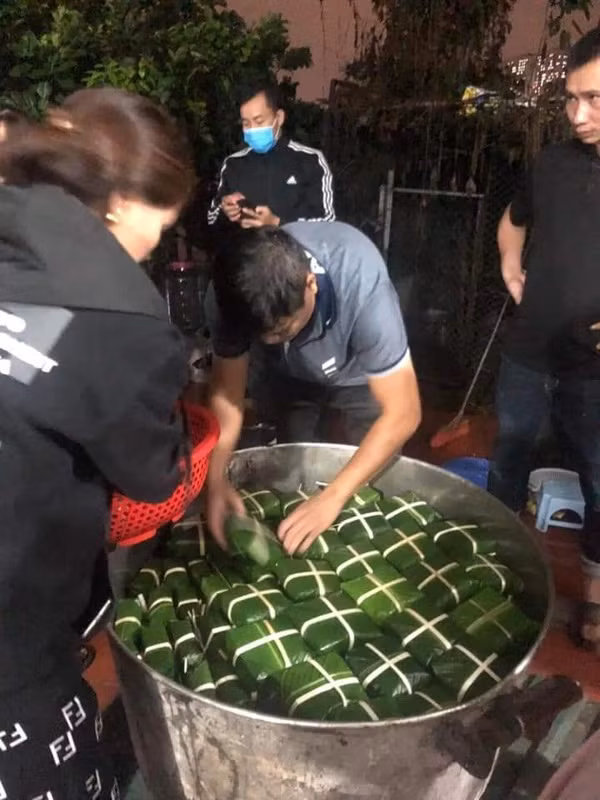 Trên khắp các tỉnh thành cả nước, người dân đã chung tay thức "trắng đêm" gói hàng ngàn chiếc bánh chưng để kịp thời hỗ trợ người dân miền Trung với hi vọng mưa lũ sớm qua mau để người dân được an toàn.