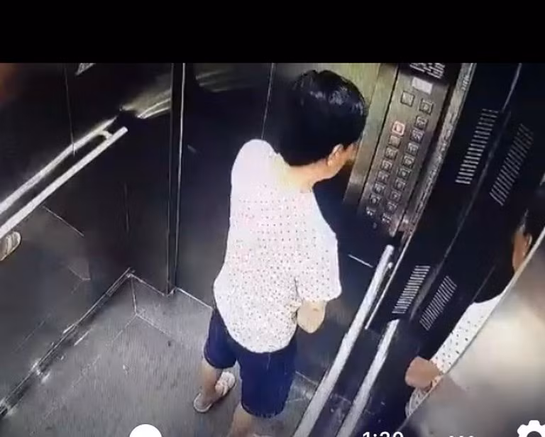 Trước đó, có một trường hợp khác khiến cư dân mạng bức xúc khi đoạn clip ghi lại cảnh người đàn ông bước vào thang máy và "tè bậy". Trong lúc đang tè bậy, cửa thang máy bất ngờ mở ra, người đàn ông ngoái đầu nhìn không thấy ai nên bấm đóng cửa và tiếp tục hành động thiếu ý thức.