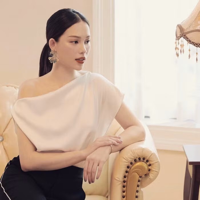 Đầu tiên, nhan sắc của cả Linh Rin và Diệu Linh đều có thể xếp vào hàng "cực phẩm". Hai hotgirl đều sở hữu gương mặt thanh tú, vẻ đẹp dịu dàng, thanh lịch. Phong cách ăn mặc cũng rất chọn lọc, không quá gợi cảm và lúc nào cũng toát lên thần thái "sang chảnh".