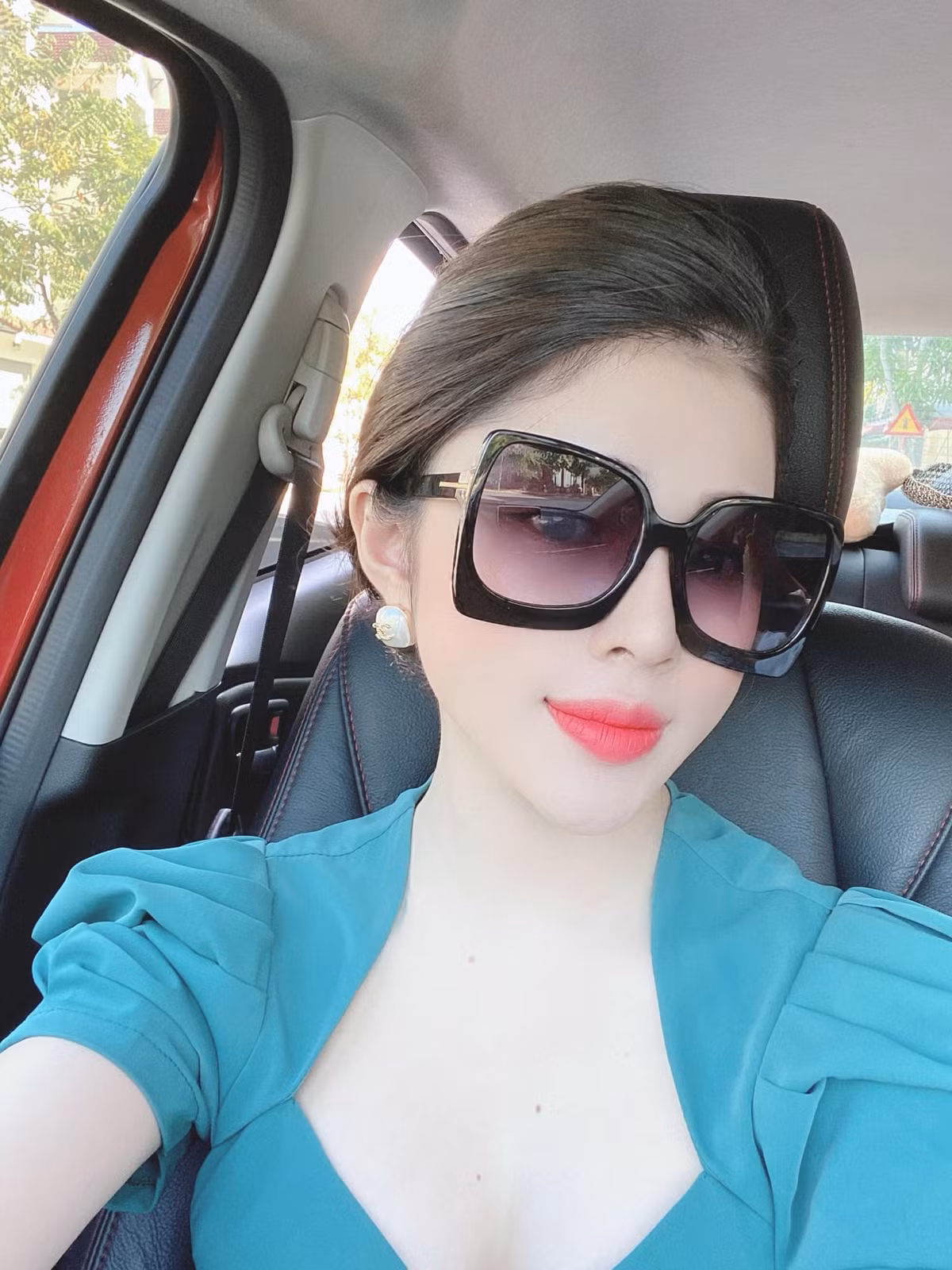 Trang cá nhân của cô cũng đang thu hút hơn 10 nghìn người theo dõi không thua kém gì các hot girl MXH bấy giờ.
