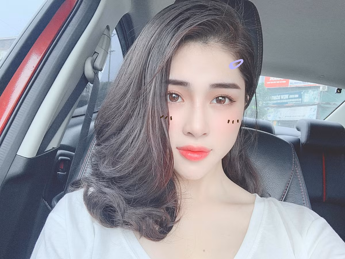 Gương mặt của cô nàng rất sắc sảo và cuốn hút.