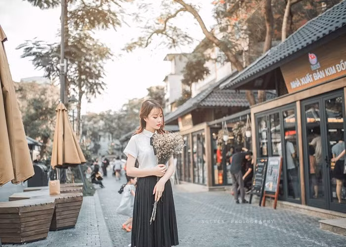 Phố sách 19/12 là phố sách đầu tiên ở Hà Nội, địa điểm tập trung rất nhiều gian hàng của các nhà xuất bản cũng như những công ty sách có tên tuổi trong cả nước.