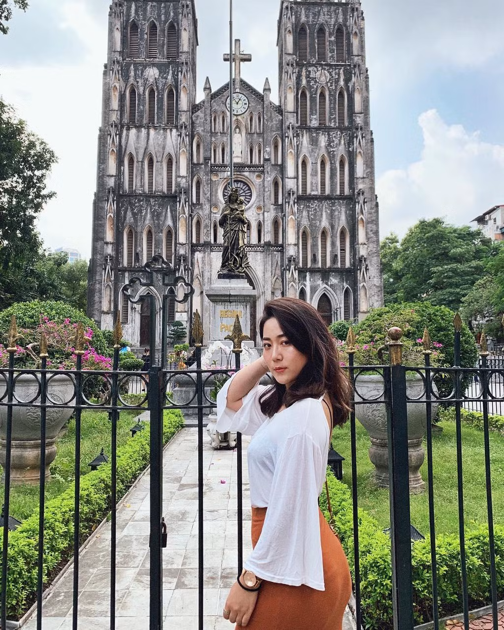 Lên phố đi bộ hồ Gươm vào cuối tuần, bạn nên tranh thủ ghé nhà thờ Lớn nằm trên phố Nhà Chung và check-in những tấm hình đẹp tựa trời Tây.