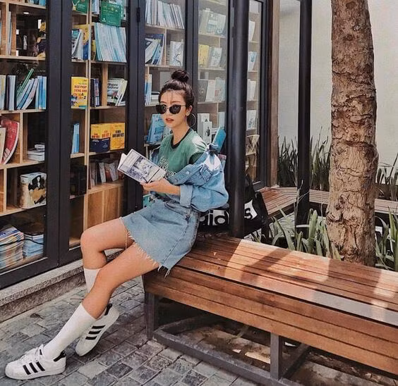 Không gian yên tĩnh cùng quang cảnh đẹp đẽ, thế nên phố sách 19/12 ngay lập tức trở thành địa điểm sống ảo lý tưởng dành cho giới trẻ. Với tông màu nâu lam chủ đạo, đến đây bạn sẽ cảm nhận được cảm giác thư thái thoải mái, nhất là trong tiết trời thu này.