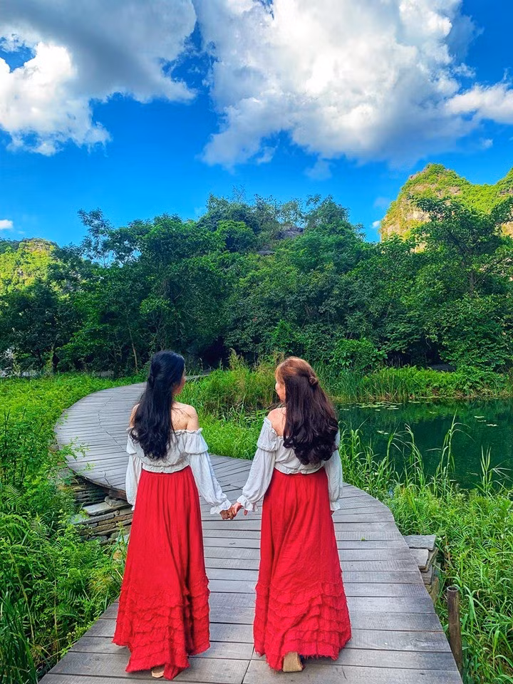 Hai cô gái đã khiến MXH “đứng ngồi không yên” với bộ ảnh quá chăm chút và dễ thương.