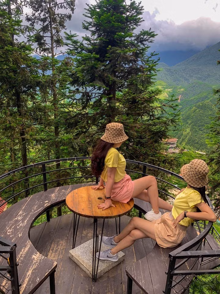 Bộ ảnh du lịch tuy không quá cầu kỳ thế nhưng vẫn ghi lại được khoảnh khắc vui vẻ cùng nhau mà còn hút cả nghìn like.