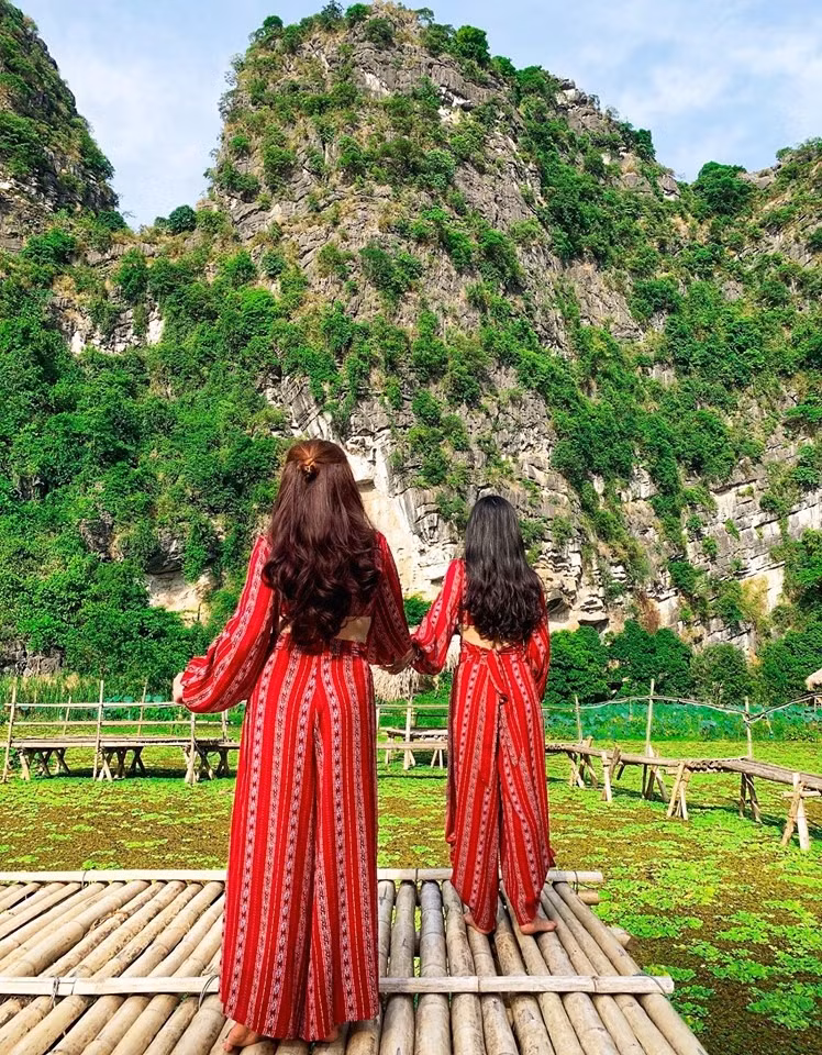 Doi ban than gay sot voi bo anh du lich dep tu canh den trang phuc