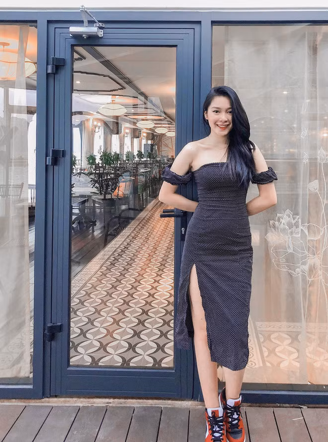 Hạnh Quyên đến từ Quảng Ninh, hiện đang là sinh viên năm 2 của khoa Xã hội học - Học viện Báo chí và Tuyên truyền. Hot girl từng đoạt giải Nhất trong cuộc thi Học sinh Thanh lịch năm 2019 tại ngôi trường THPT Cẩm Phả.
