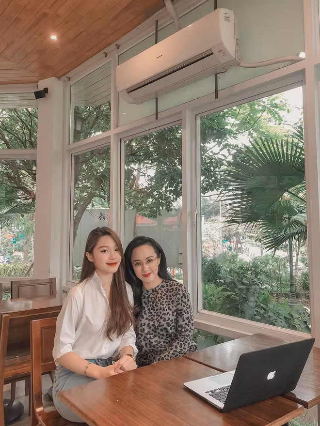 Hot girl trường Báo sở hữu gương mặt sáng cùng nụ cười rất thu hút.