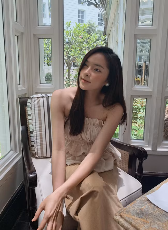 Với những đường nét gương mặt sắc sảo như vậy, Diệu Linh dù có ăn mặc bình thường cũng vẫn toát lên thần thái sang chảnh.