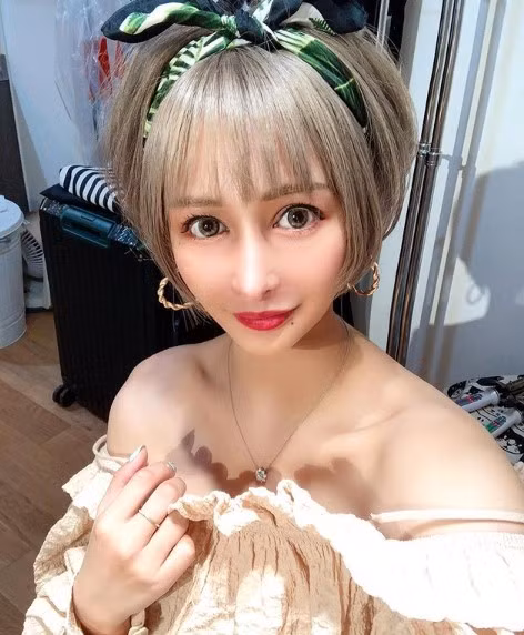 Dù trải qua nhiều đau đớn và phải chi rất nhiều tiền cho thẩm mỹ nhưng bản thân cô nàng hoàn toàn không hối hận, cô thấy hài lòng về kết quả này.