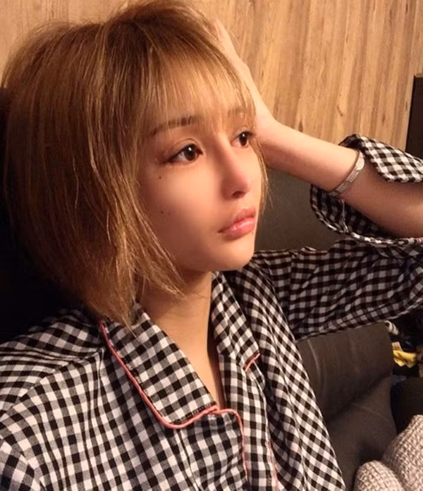 Song song với chuyện "dao kéo", Nonoka Sakurai còn thay đổi cách ăn mặc hợp mốt hơn, trang điểm tinh tế hơn. Cuộc sống của cô cũng dần thay đổi tích cực.