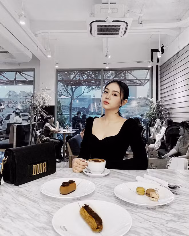 Dù Tuấn Hải cẩn thận che mặt của người kia nhưng với sự "soi mói tinh vi" của dân mạng thì dễ dàng nhận ra Diệu Linh.