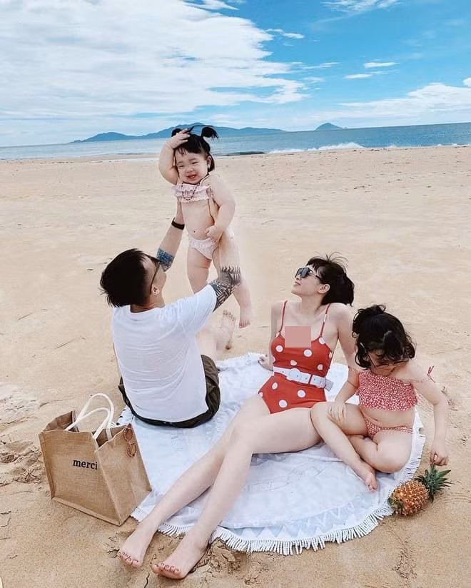 Từng là hot girl đình đám của Hà Nội, Ngọc Mon dường như lại càng nổi tiếng hơn khi có "hot baby" Bảo Sam. Cô bé bụ bẫm láu lỉnh xuất hiện dày đặc trên facebook của Ngọc Mon, chuyên mặc đồ đôi với mẹ.