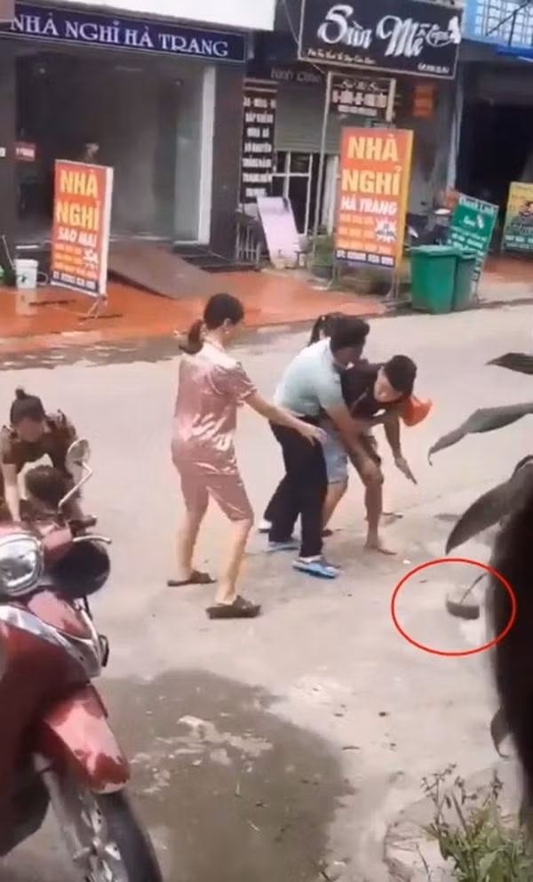 Người vợ đánh ghen nên túm chặt tóc của cô nàng bồ nhí để mắng chửi và đánh đập, còn người mẹ đi cùng dùng dép để tát tới tấp vào đầu "tiểu tam". Tuy nhiên người vợ chẳng thể nào ra tay tiếp được bởi đã bị chồng lao vào giằng co, đánh đập.