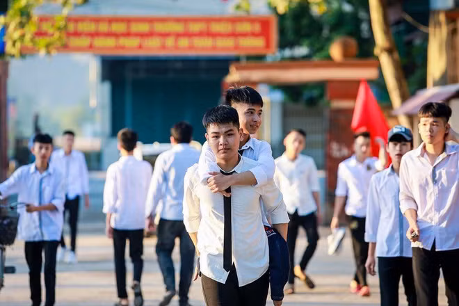 Nam sinh 10 nam cong ban den truong don tin vui tu DH Y Thai Binh