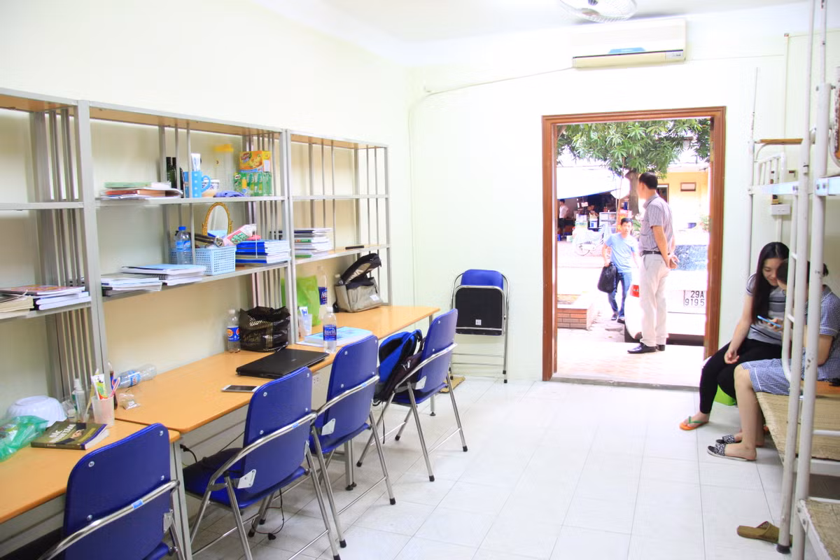Ký túc xá Ngoại Ngữ gồm 3 toà nhà 5 tầng (Nhà A, Nhà B, Nhà C), có 260 phòng với 2100 chỗ với nhiều loại phòng khác nhau.