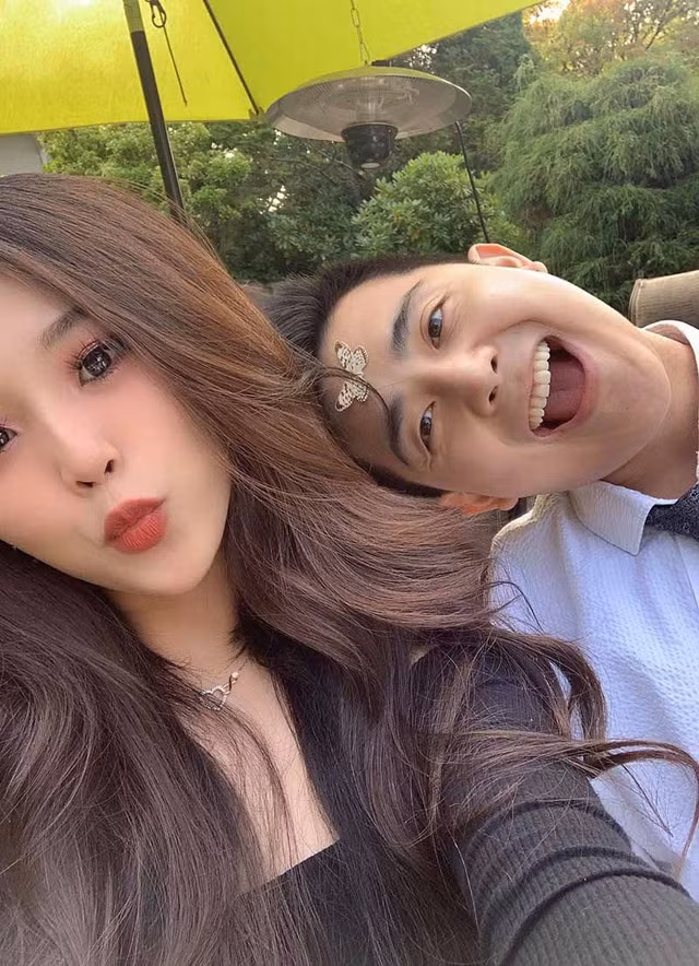 Nàng hot girl này cũng bật mí về kế hoạch 1 năm nữa sẽ tổ chức đám cưới, cùng người thương nắm chặt tay đến bến hôn nhân.