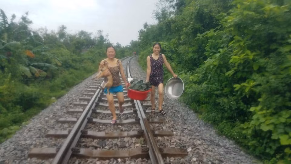 Có người trong lúc tránh lũ đã đưa theo chú chó của mình dù đi đến bất cứ nơi đâu.