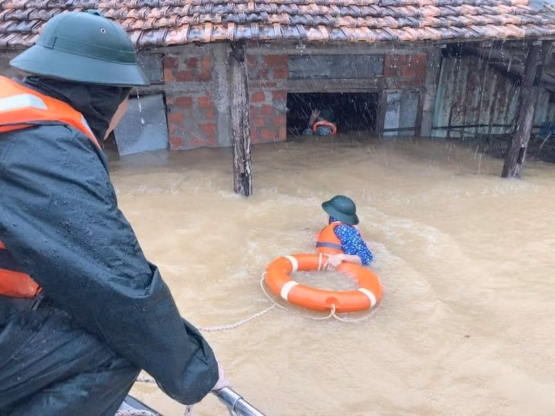 Lực lượng chức năng luôn túc trực hàng giờ, làm việc hết công suất để bảo vệ tính mạng cho người dân, họ không quản ngại khó khăn và sự nguy hiểm có thể rình rập bất cứ lúc nào.
