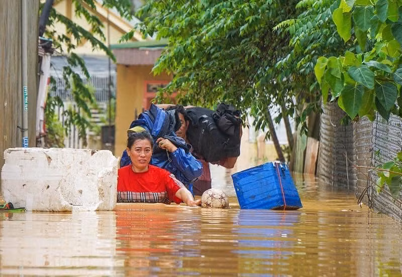 Trong những ngày cả nước hướng về miền Trung, có rất nhiều những hình ảnh cảm động về những con người đang sống bình yên giờ trở nên tay trắng, chật vật trở mình trong nước lũ khiến dân mạng không khỏi xúc động.