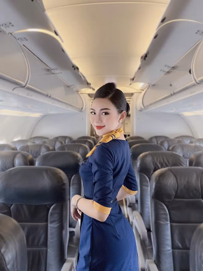 Lê Huỳnh Khánh Linh (sinh năm 1997) là tiếp viên hàng không của Pacific Airlines có chuyện tình đẹp với chàng cơ phó của Vietjet. "Bà mai" của cặp đôi này chính là Facebook.