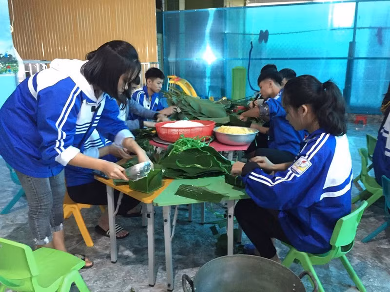 Trong đó, gói bánh chưng là phương án được đề xuất vì người dân có thể ăn được liền, hơn nữa đây cũng là công việc mà thầy trò và học sinh có thể cùng nhau thực hiện.