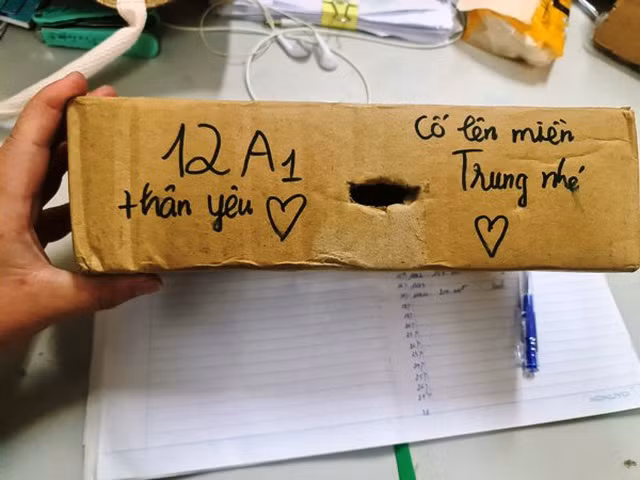 Những món quà tuy nhỏ nhưng tràn đầy tình thương yêu của các em học sinh từ miền núi đến miền xuôi..