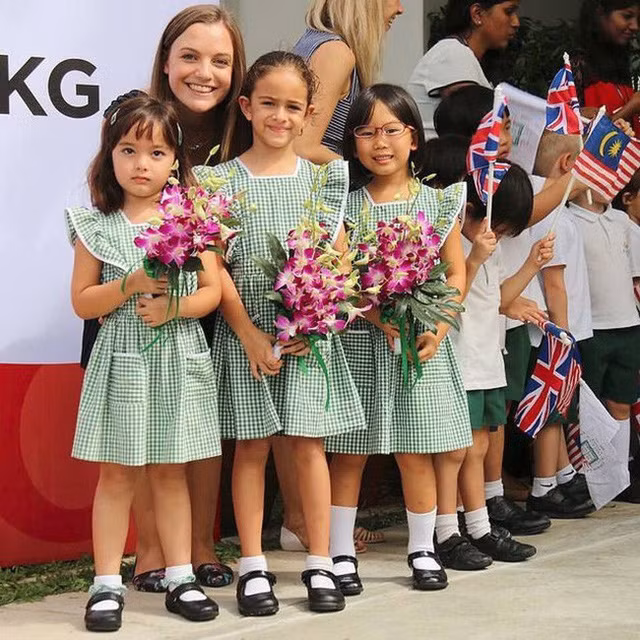 Càng khôn lớn, công chúa Raja Nazira Safya càng dễ thương, xinh đẹp. Mỗi lần xuất hiện cùng cha mẹ và anh trai, Raja Nazira Safya đều trở thành tâm điểm chú ý.