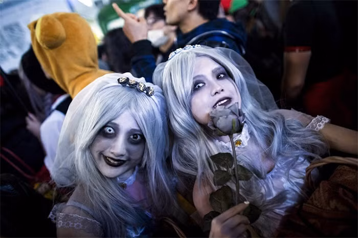 Halloween ở công viên Thống Nhất được tổ chức với quy mô lớn, tuy nhiên bạn phải trả tiền vé để được vào tham dự.