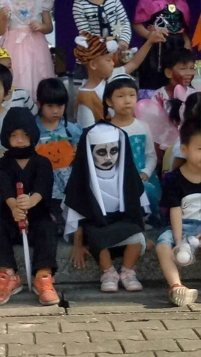 Nhiều em bé có vẻ còn khá tò mò, lạ lẫm trong lễ hội hoá trang.